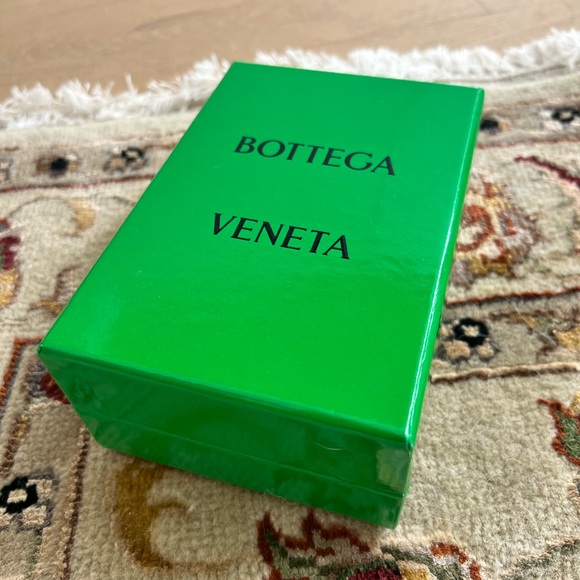 Bottega Veneta Women’s Brown Leather Belt with Gold Buckle - Picture 8 of 8